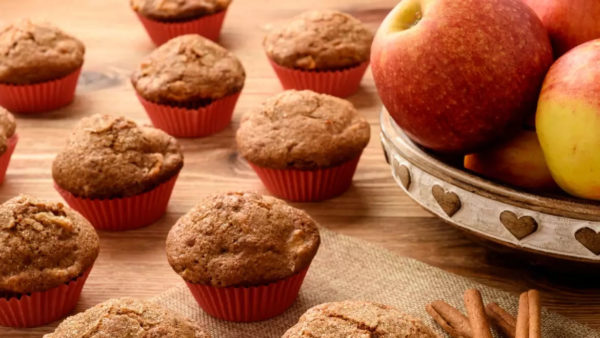 Muffins με μήλο, κανέλα και αλεύρι ολικής άλεσης