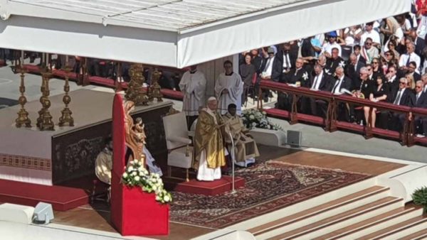 «Sono santi»: Πανηγυρικό κλίμα αγιοποίησης στο Βατικανό