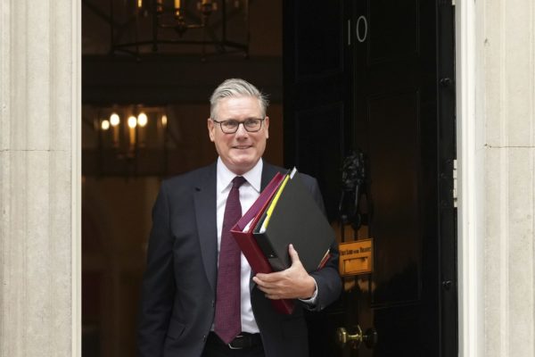 Κ. Στάρμερ: Σοκαρισμένος από τη ρωσική αεροπορική επίθεση στο Κίεβο και άλλες περιοχές της Ουκρανίας