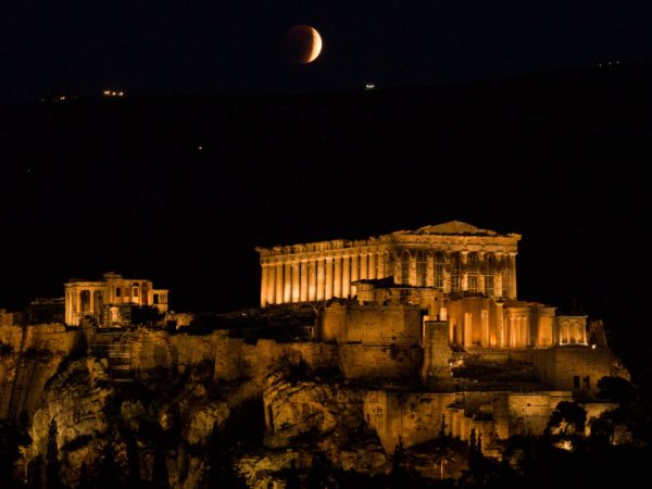 «Ματωμένο Φεγγάρι»: Μάγεψε η πανσέληνος του Σεπτεμβρίου – Εντυπωσιακές εικόνες