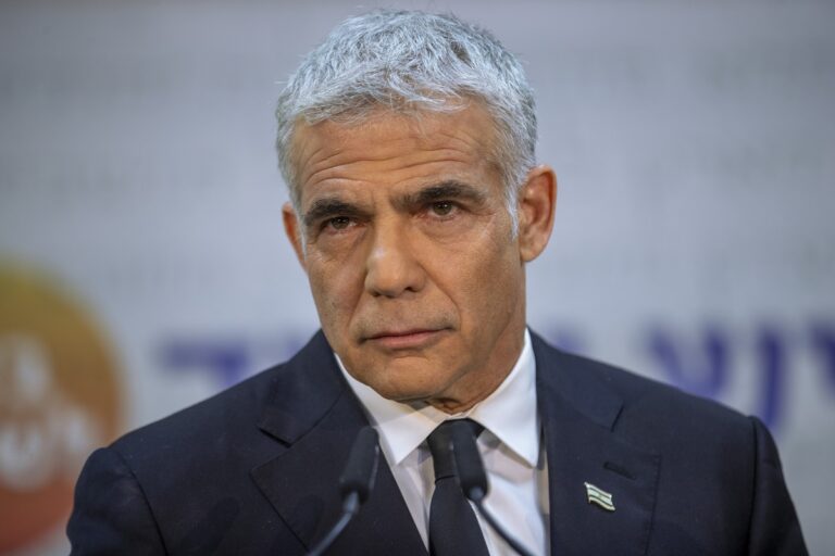 Λαπίντ κατά Νετανιάχου: Υπονομεύει τις διαπραγματεύσεις για τον τερματισμό του πολέμου στη Γάζα