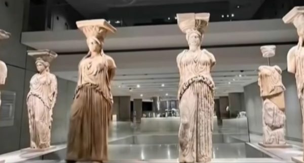Καρυάτιδα «δραπετεύει» από το Βρετανικό Μουσείο και επιστρέφει στην Ακρόπολη – Το ΑΙ βίντεο που συγκινεί