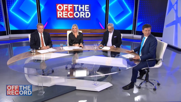 Σεισμός – Εύβοια: Tο «αποτύπωμα» των 5,2 Ρίχτερ στο στούντιο του ΕΡΤnews – «Να είστε ψύχραιμοι»