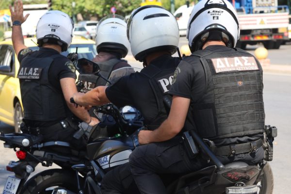 Αστυνομικοί της ΔΙΑΣ άνοιξαν τον δρόμο και οδήγησαν στο νοσοκομείο ετοιμόγεννη γυναίκα
