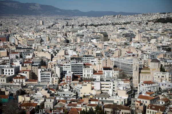 Δήμος Αθηναίων: Εγκρίθηκε ψήφισμα κατά της αφαίρεσης των πολεοδομιών