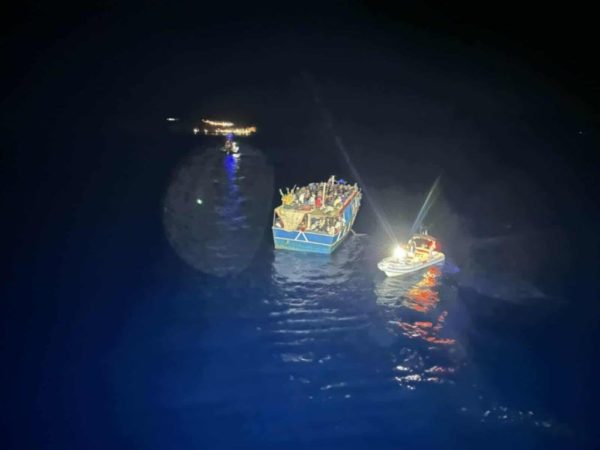 Ασφυκτιά το Κέντρο φιλοξενίας μεταναστών στην Αγυιά Χανίων – Επιστολή διαμαρτυρίας από τους εργαζόμενους στο Λιμενικό