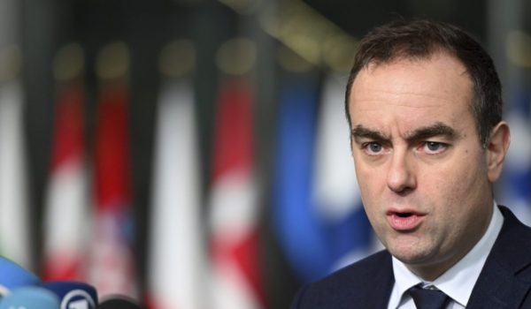 Γαλλία: Ο νέος πρωθυπουργός Λεκορνί αποσύρει το σχέδιο Μπαϊρού για περικοπή δύο αργιών