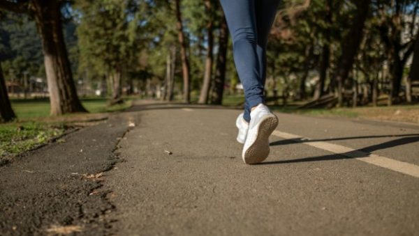 Πόσα λεπτά πρέπει να περπατάμε την ημέρα για να σώσουμε τη μέση μας
