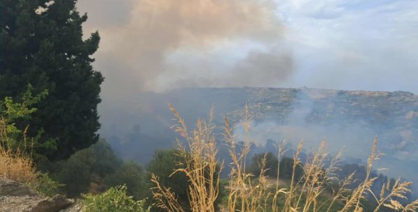 Φωτιά τώρα στα Καμένα Βούρλα – Επιχειρούν ισχυρές πυροσβεστικές δυνάμεις