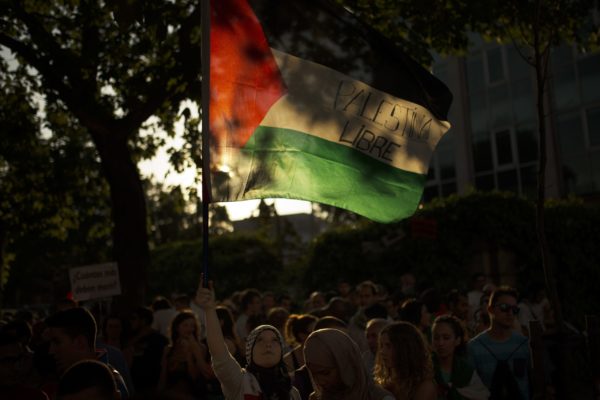 Η απρόσμενη αλληλεπίδραση ανάμεσα σε διαδηλώτρια και αστυνομικό σε συγκέντρωση υπέρ της Παλαιστίνης στην Ισπανία (βίντεο)