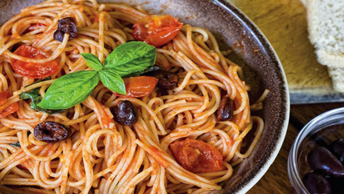 Spaghetti με πιπεριές Φλωρίνης και ελιές