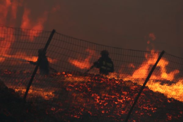 Δύσκολη νύχτα με τις φλόγες στο Μενίδι: Μαίνεται η φωτιά στο εργοστάσιο ξυλείας – Κάηκε ολοσχερώς βιοτεχνία υποδημάτων