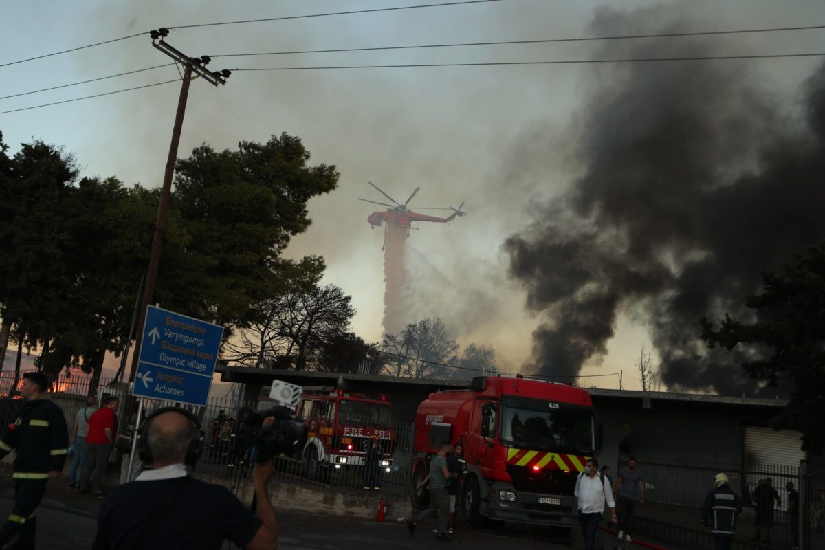 Δυσκολη νύχτα στο Μενίδι: Οριοθετημένη η φωτιά – Στάχτη εργοστάσιο με παλέτες