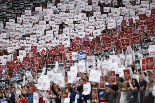 Χιλιάδες συγκεντρωμένοι για τον Τσάρλι Κερκ:  Ύψωσαν πλακάτ στη μνήμη του πριν την έναρξη της τελετής – Στιγμιότυπα από το Στάδιο