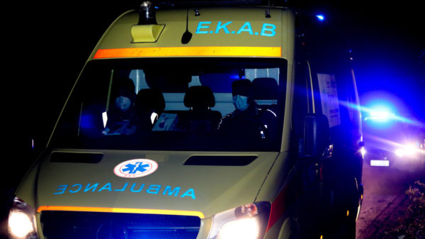 Πειραιάς: Αυτοκίνητο έπεσε σε κολώνα – Απεγλωβίστηκαν δύο άτομα χωρίς τις αισθήσεις τους