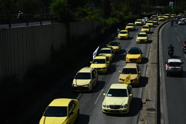 Από τα μεσάνυχτα ξεκίνησε νέα απεργία των ταξί, λήγει το απόγευμα της Δευτέρας – Αυτή την ώρα η έκτακτη γενική συνέλευση του κλάδου