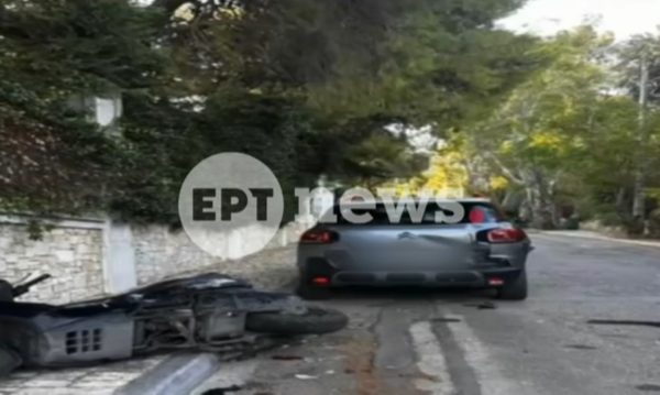 Διέλυσε με το όχημά του ΙΧ και μοτοσικλέτα… κι έφυγε – «Δεν παίρνω αποζημίωση από την ασφαλιστική», λέει η ιδιοκτήτρια των οχημάτων (βίντεο)