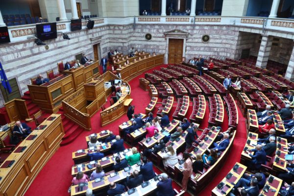 Ομοβροντία πυρών από την αντιπολίτευση με επίκεντρο ΟΠΕΚΕΠΕ και οικονομία