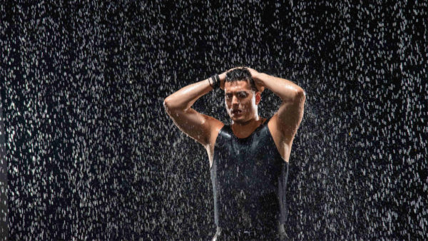 Γιώργος Κακοσαίος: Με sexy dark διάθεση στο νέο του video clip «Ούτε εχθροί ούτε φίλοι»