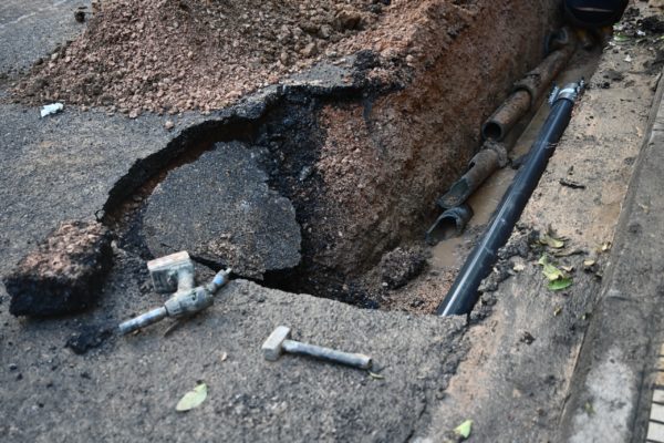 Εκτροπή κυκλοφορίας στη Λεωφόρο Μαρκοπούλου λόγω σπασμένου αγωγού της ΕΥΔΑΠ