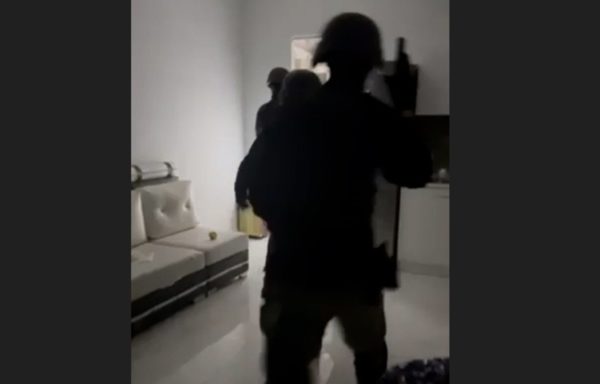 Βίντεο από τις συλλήψεις μελών εγκληματικής οργάνωσης που υποδύονταν εκπροσώπους δημόσιων οργανισμών και υπηρεσιών