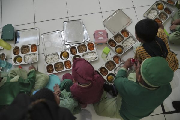 Ινδονησία: Πάνω από 1.000 παιδιά αρρώστησαν από σχολικά γεύματα – Νέα κρούσματα τροφικής δηλητηρίασης