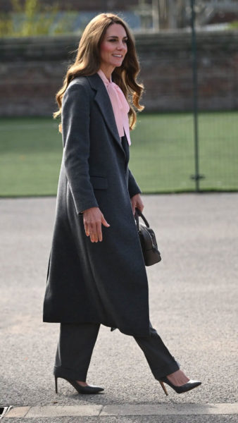 Το pussybow επιστρέφει: Η Kate Middleton τιμά τη Diana με ένα look γεμάτο συμβολισμούς