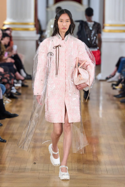 Οι νέες Crocs μπαλαρίνες της Simone Rocha έκαναν το ντεμπούτο τους στην Εβδομάδα Μόδας του Λονδίνου