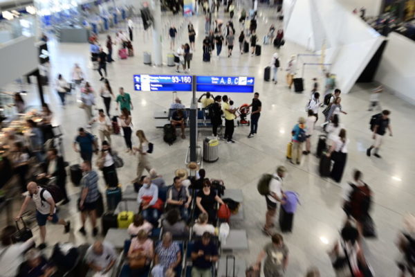 Ταλαιπωρία για εκατοντάδες επιβάτες στο Ελευθέριος Βενιζέλος: Φθάνουν ακόμα και τις δύο ώρες οι καθυστερήσεις