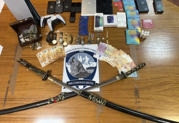 Συνελήφθησαν ακόμη 2 άτομα στο πλαίσιο εξάρθρωσης εγκληματικής οργάνωσης που διέπραττε κλοπές και απάτες σε οικίες ηλικιωμένων σε Αττική και Θεσσαλονίκη