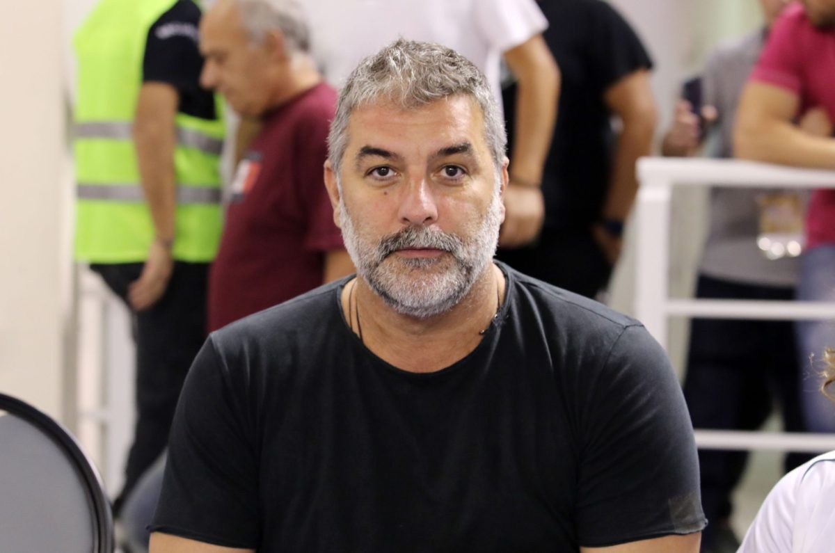Στο τμήμα ο Βασίλης Μπισμπίκης – Προκάλεσε φθορές σε αυτοκίνητα στη Φιλοθέη και εγκατέλειψε το σημείο
