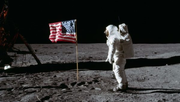 Ελπίζω να έχουν καλύτερα γραφικά: Η NASA ετοιμάζεται να επιστρέψει στη Σελήνη και οι συνωμοσιολόγοι παρτάρουν
