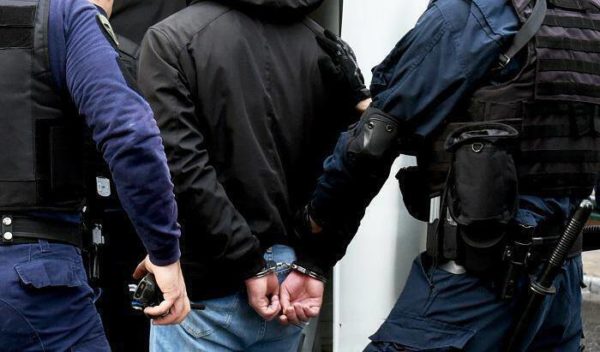 Σύλληψη 23χρονου και δύο συνεργών του στην Ηλιούπολη, για ληστεία και εκβίαση