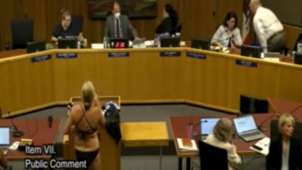 Μητέρα έμεινε με το μαγιό της σε συνεδρίαση του σχολικού συμβουλίου ως… επιχείρημα [Βίντεο]