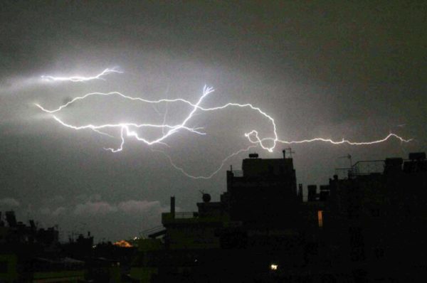 Νέα κακοκαιρία προ των πυλών με ισχυρές καταιγίδες – Πού θα χιονίσει