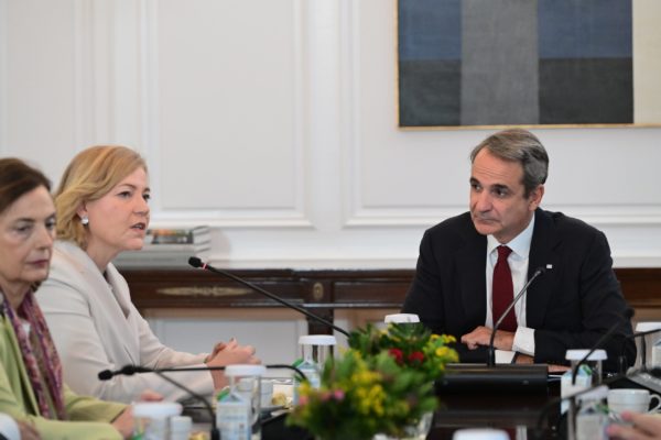 Συνάντηση του Πρωθυπουργού με την Εκτελεστική Αντιπρόεδρο της Κομισιόν – Δηλώσεις πριν από λίγο