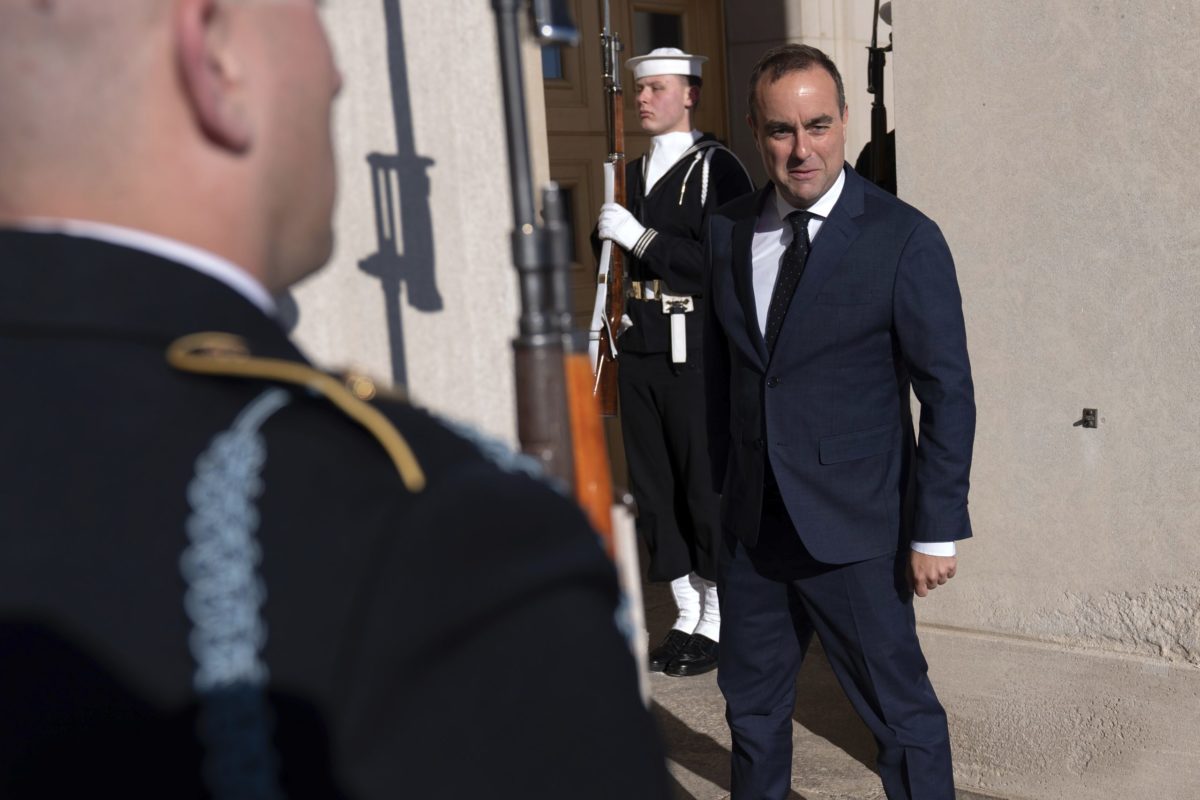 Η νέα κυβέρνηση Λεκορνί στη Γαλλία απειλείται ήδη με πρόταση μομφής «αν δεν αλλάξει πορεία»