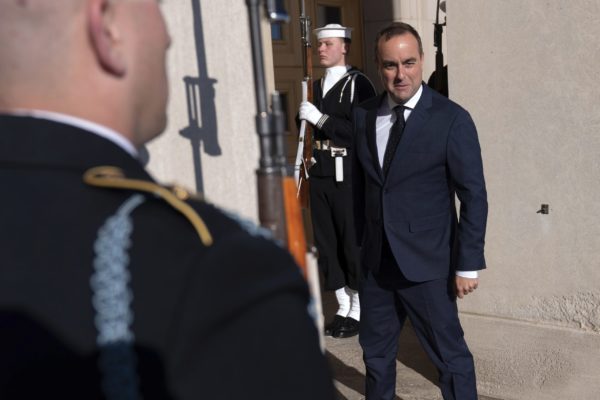 Η νέα κυβέρνηση Λεκορνί στη Γαλλία απειλείται ήδη με πρόταση μομφής «αν δεν αλλάξει πορεία»