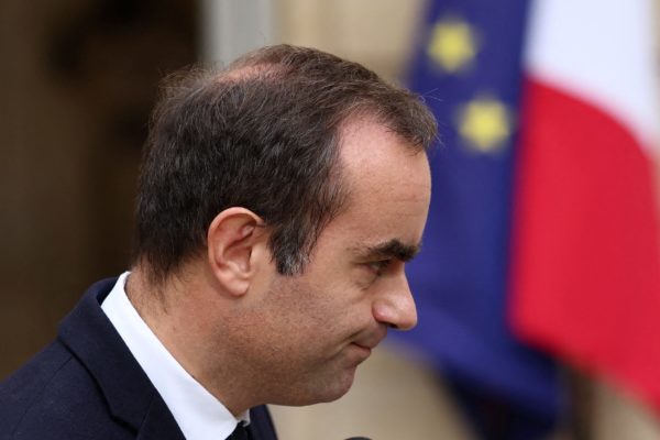 Γαλλία: Ο Μακρόν αναθέτει στον Λεκορνί να πραγματοποιήσει τελικές συνομιλίες για τη «σταθεροποίηση» της χώρας