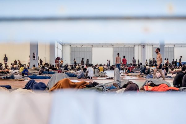 Μεταναστευτικό: «Μαχαίρι» στα επιδόματα – Μειώσεις σε σίτιση, στέγαση και δομές φιλοξενίας