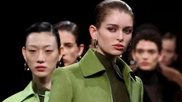 Hermès SS26: Το «ξεθωριασμένο» καφέ smokey eye είναι το πιο φρέσκο beauty trend της σεζόν