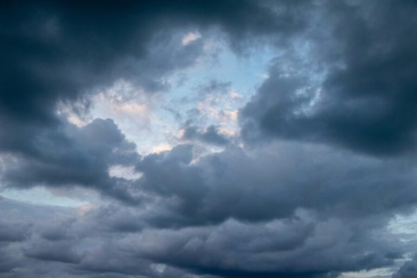 Καιρός: Τοπικές βροχές και ισχυροί άνεμοι – Πού θα εκδηλωθούν καταιγίδες