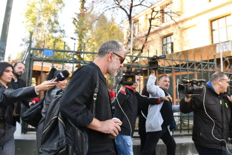 Βασίλης Μπισμπίκης: Έφτασε την Ευελπίδων για τη δίκη του – Κατηγορείται για το αδίκημα της μη συμμόρφωσης στις παραβάσεις του ΚΟΚ