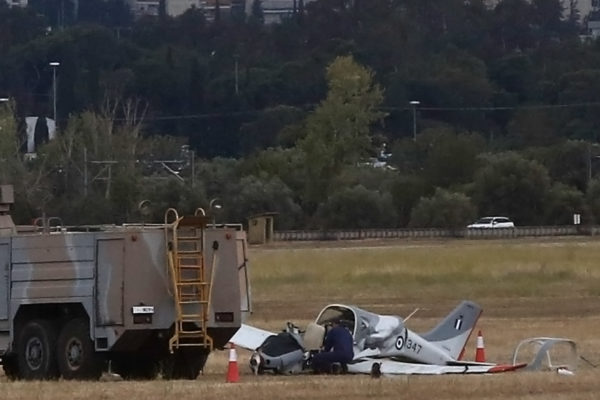 Στα δύο κόπηκε το εκπαιδευτικό αεροσκάφος που έπεσε στο Τατόι – Οι πρώτες εκτιμήσεις για τα αίτια του σοβαρού ατυχήματος