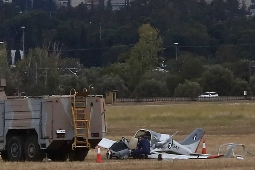 Στα δύο κόπηκε το εκπαιδευτικό αεροσκάφος που έπεσε στο Τατόι – Οι πρώτες εκτιμήσεις για τα αίτια του σοβαρού ατυχήματος