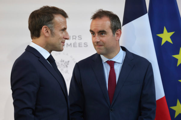 Σε «συμπληγάδες» ο Μακρόν- Δίλημμα για πρόωρες εκλογές ή απόσυρση του νομοσχεδίου για το συνταξιοδοτικό