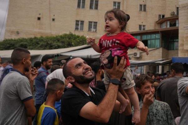 Ισραήλ: Η συμφωνία θα τεθεί σε ισχύ μετά την έγκριση του υπουργικου συμβουλίου – Πότε και πώς θα απελευθερωθούν οι όμηροι – Πανηγυρισμοί και ελπίδα