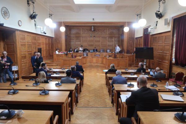 ΟΠΕΚΕΠΕ: Στα χαρακώματα» κυβέρνηση και αντιπολίτευση με φόντο την εξεταστική και αιχμή την κατάθεση του Γρ. Βάρρα