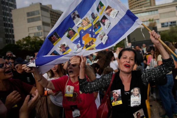 Με 200 Αμερικανούς στρατιώτες η εφαρμογή της συμφωνίας Ισραήλ και Χαμάς – Πανηγυρισμοί από την «πλατεία των ομήρων» ως το Χαν Γιουνίς