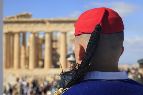 12 Oκτωβρίου 1944: 81 χρόνια μετά την απελευθέρωση της Αθήνας – Η έπαρση της σημαίας στην Ακρόπολη